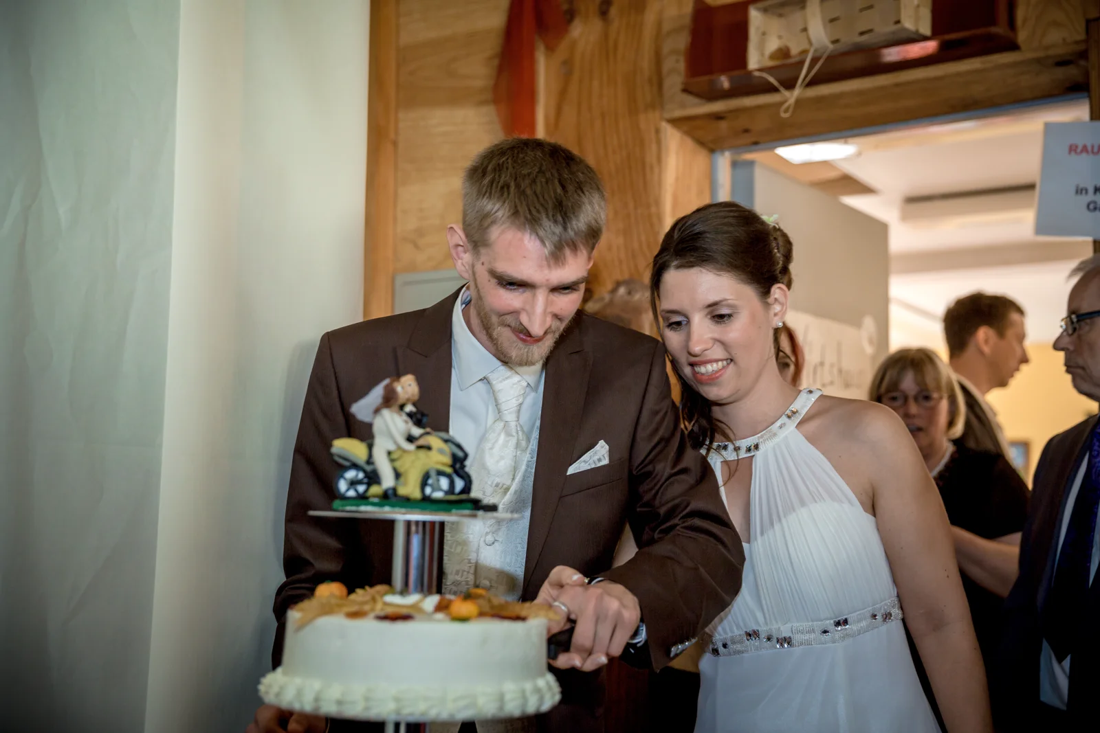 Gemeinsam die Hochzeitstorte anschneiden – Hochzeit von Daniel und Katharina in Emskirchen – Schloss Brunn