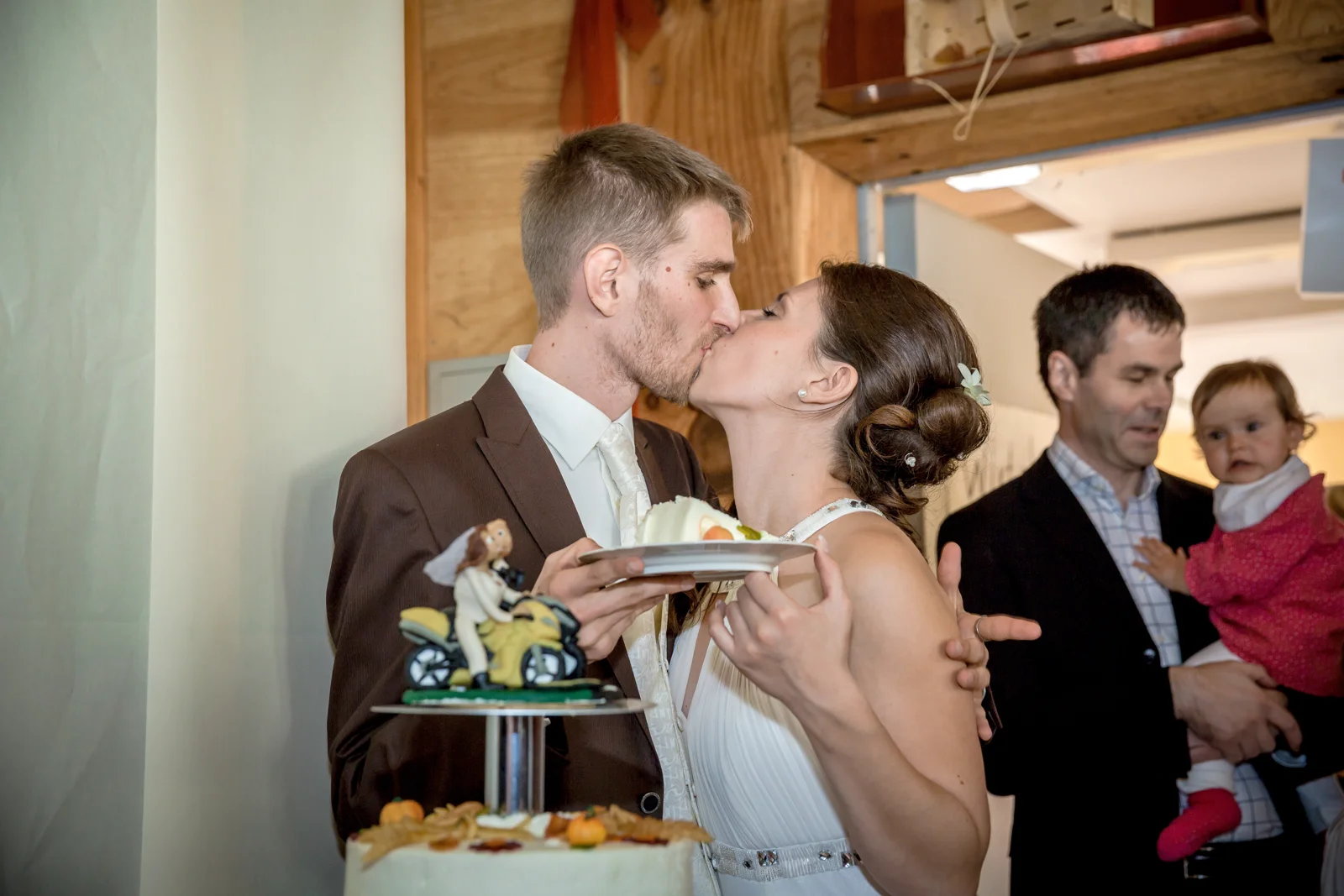 Ein Kuss bei der Hochzeitstorte – Hochzeit von Daniel und Katharina in Emskirchen – Schloss Brunn