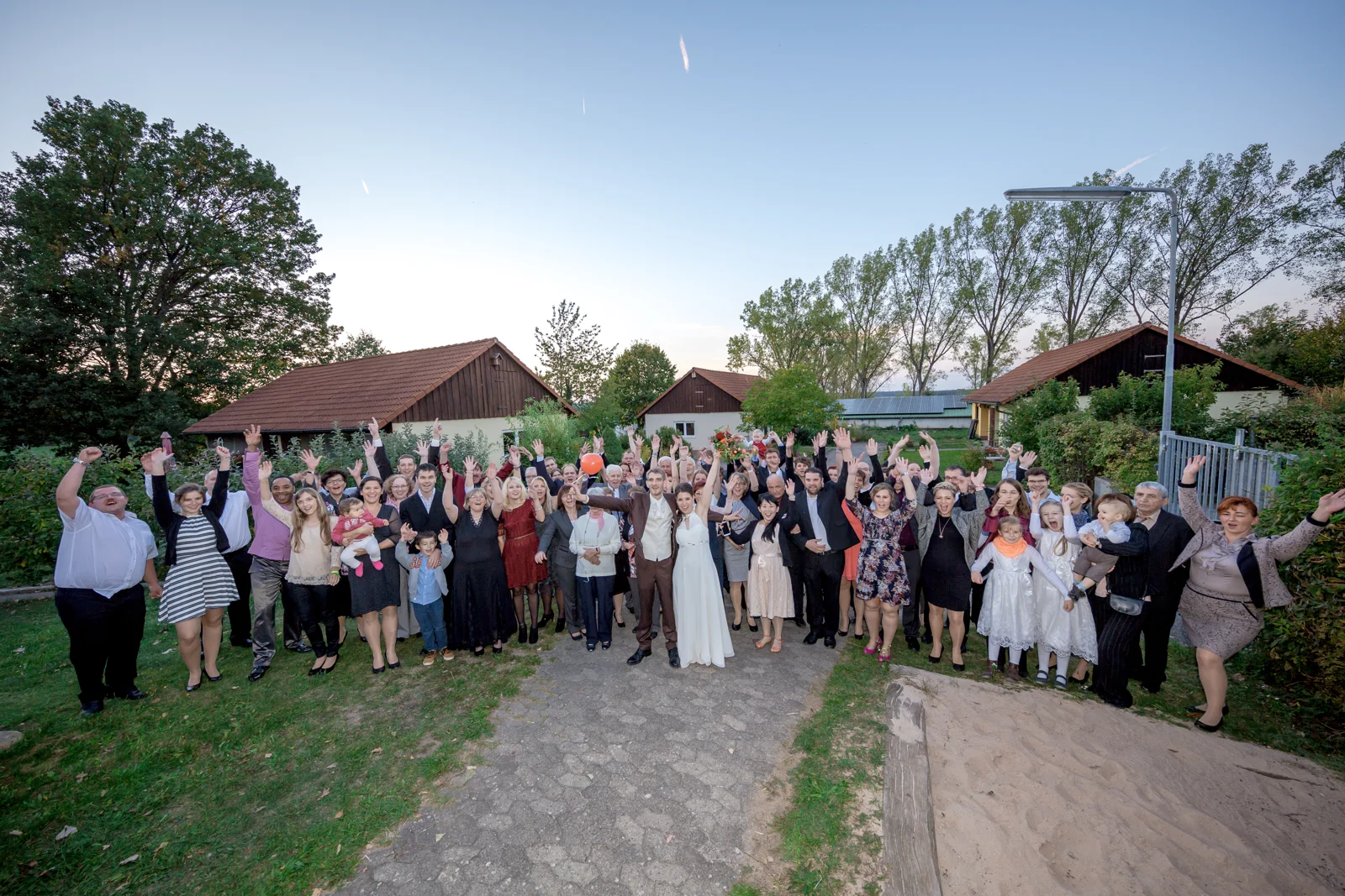 Die Hochzeitsgesellschaft lässt Luftballons steigen – Hochzeit von Daniel und Katharina in Emskirchen – Schloss Brunn