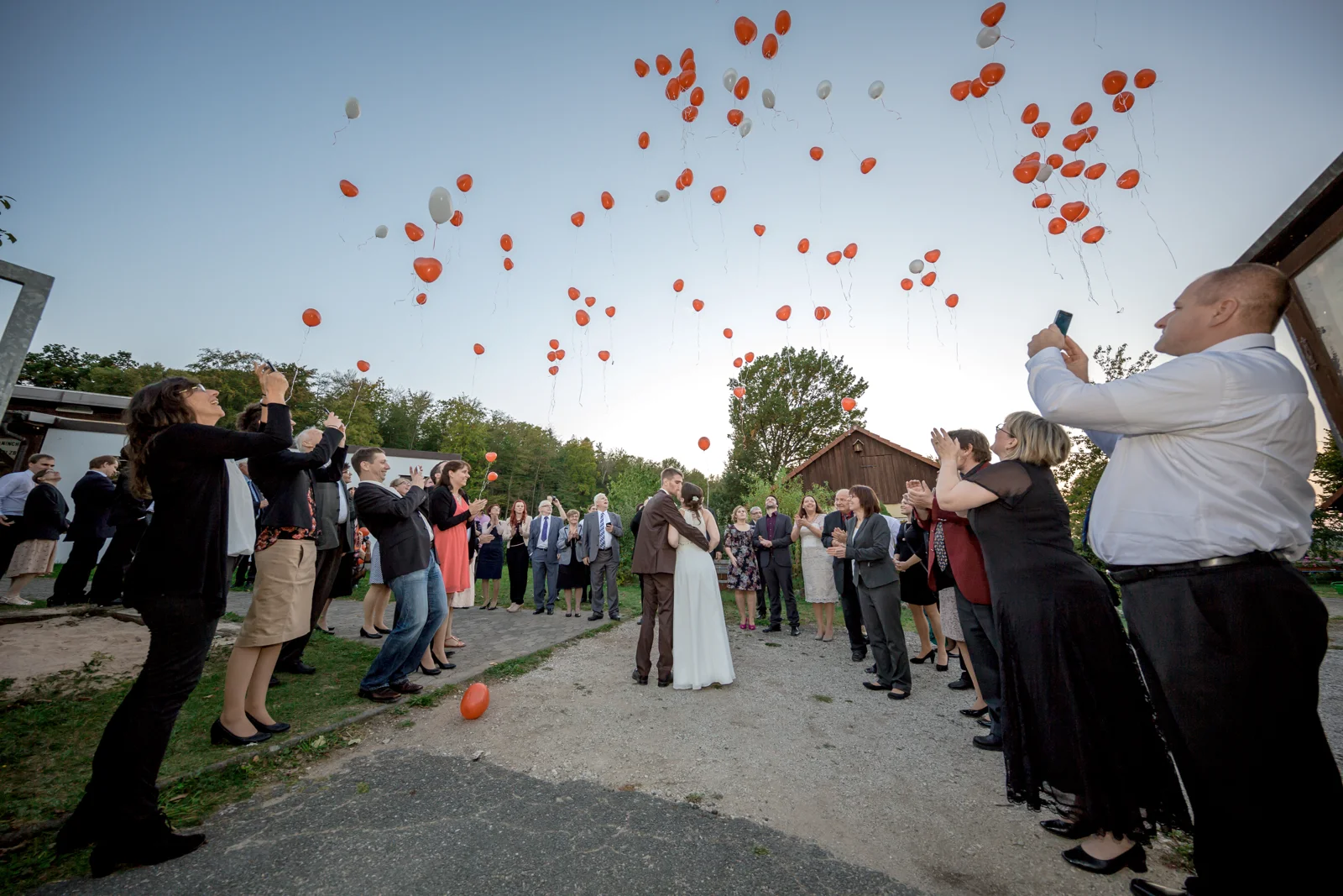 Rote Luftballons mit Wünschen für das Brautpaar – Hochzeit von Daniel und Katharina in Emskirchen – Schloss Brunn