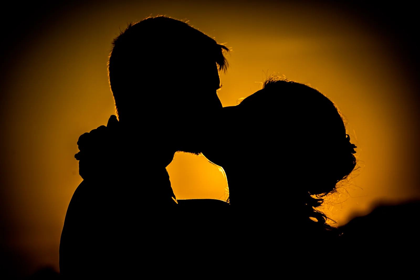Ein Kuss als Silhouette im Abendlicht – Hochzeit von Daniel und Katharina in Emskirchen – Schloss Brunn
