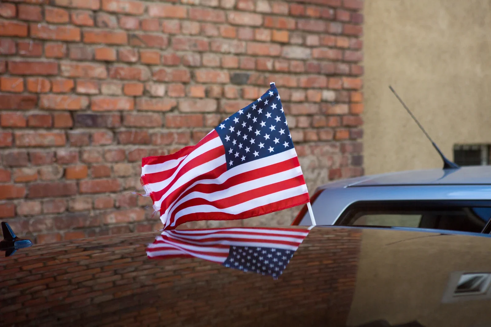 Eine US-Flagge am Hochzeitsauto – Hochzeit von Johanna und Bryan