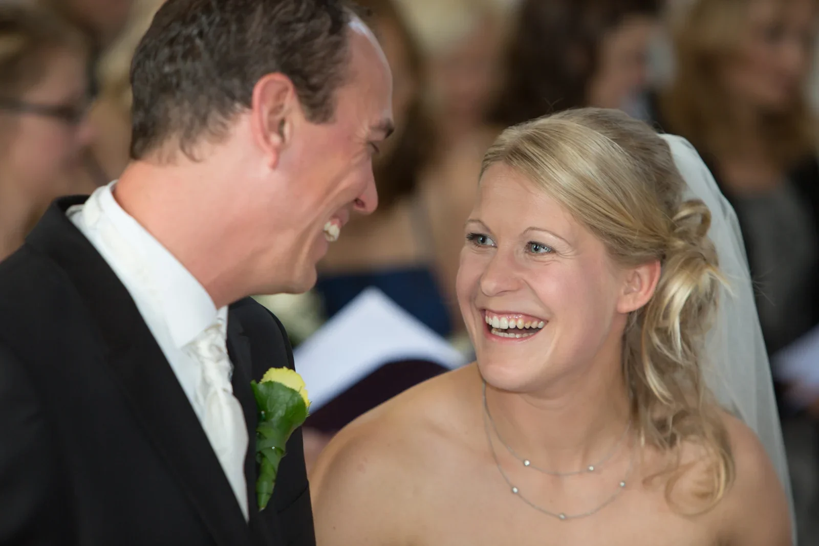 Johanna und Bryan lachen während der Zeremonie – Hochzeit von Johanna und Bryan