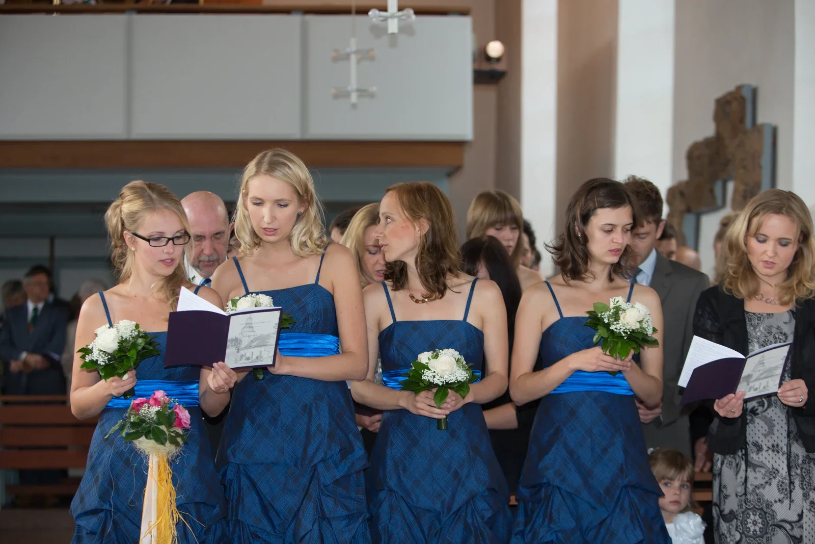 Die Freundinnen begleiten die Trauung – Hochzeit von Johanna und Bryan