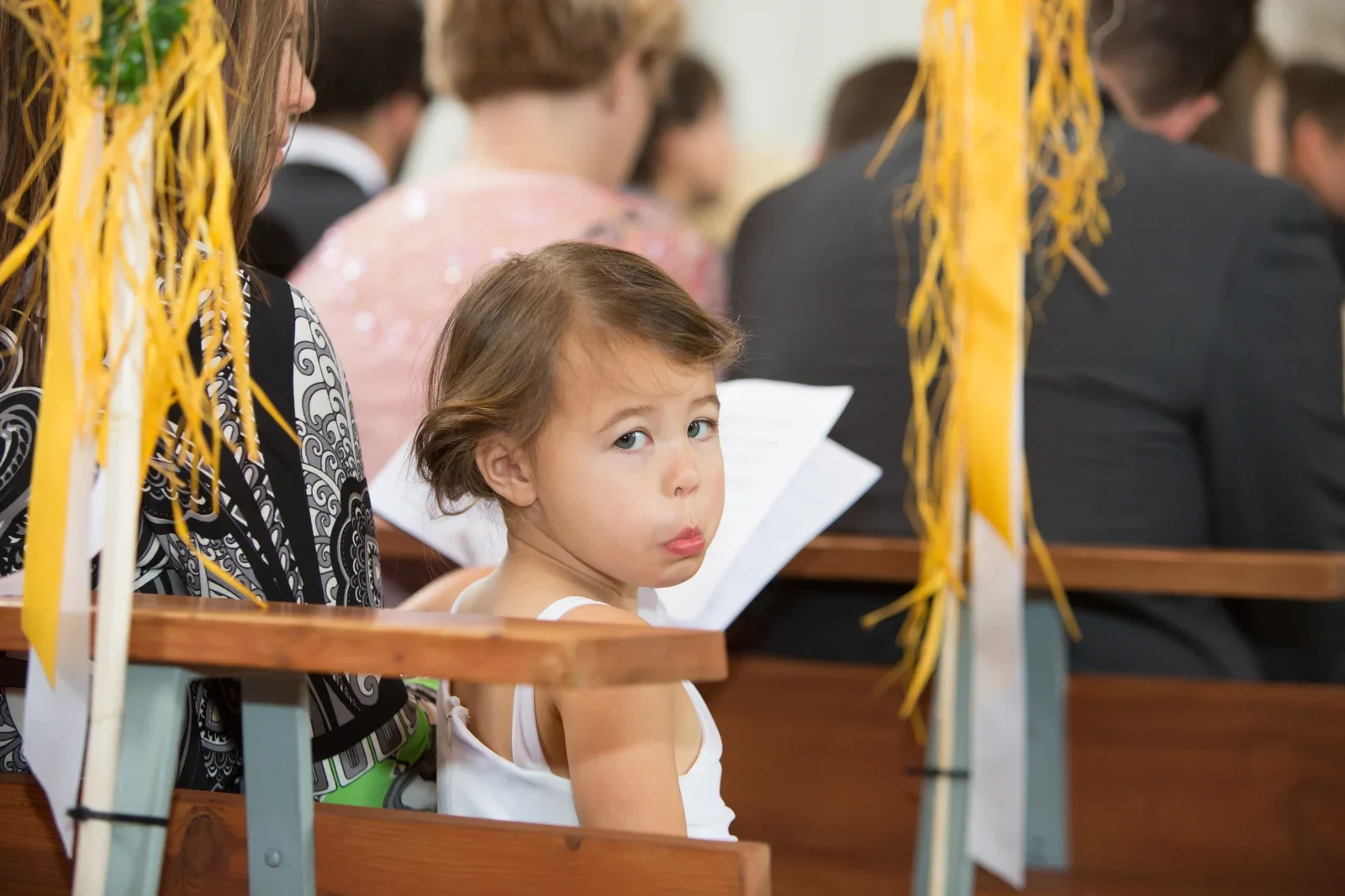 Ein neugieriger Blick aus der Kirchenbank – Hochzeit von Johanna und Bryan