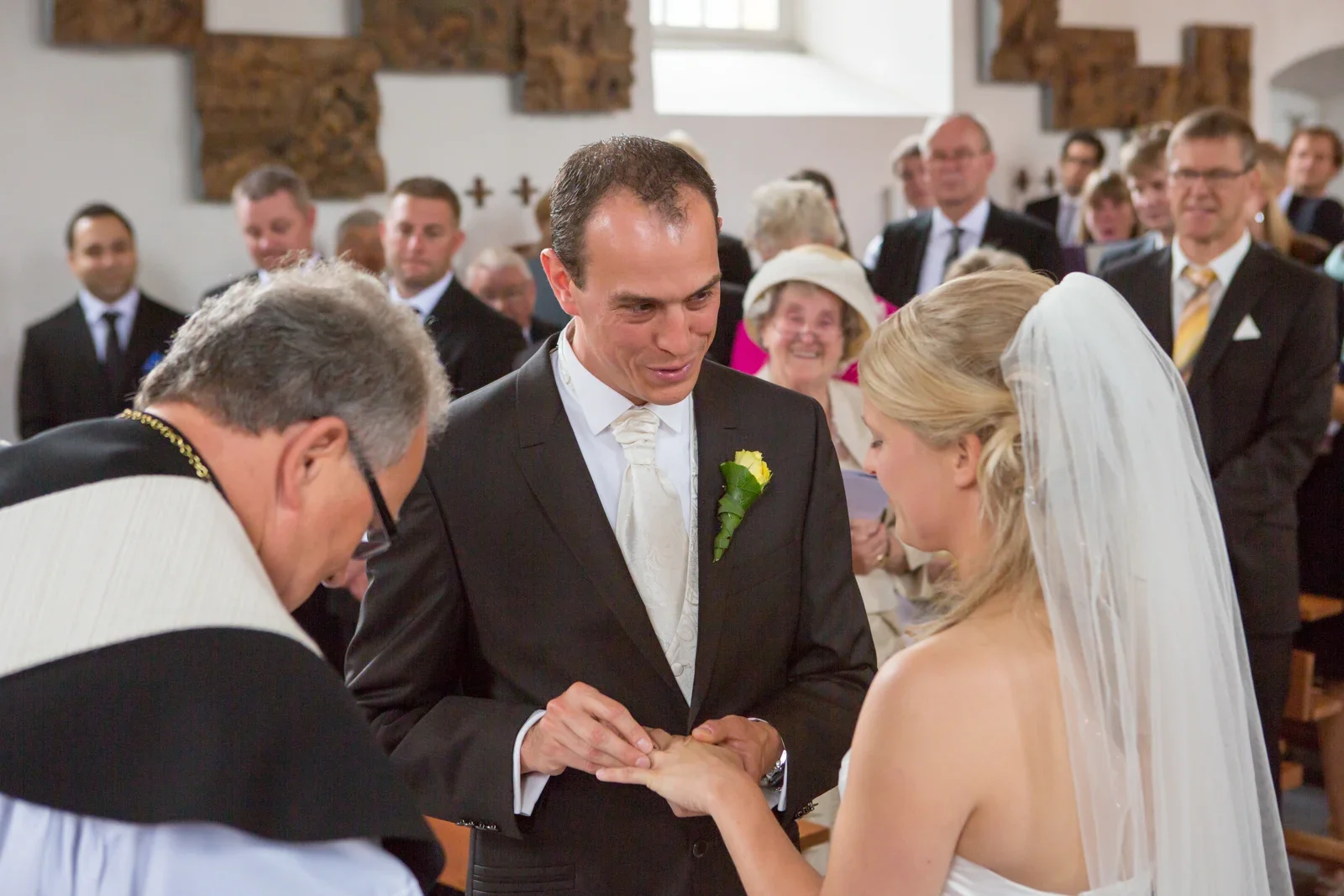 Der Ringwechsel in St. Bonifacius – Hochzeit von Johanna und Bryan