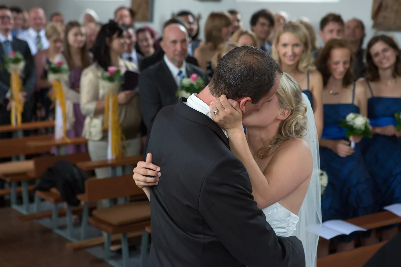 Ein Kuss nach dem Ja-Wort – Hochzeit von Johanna und Bryan