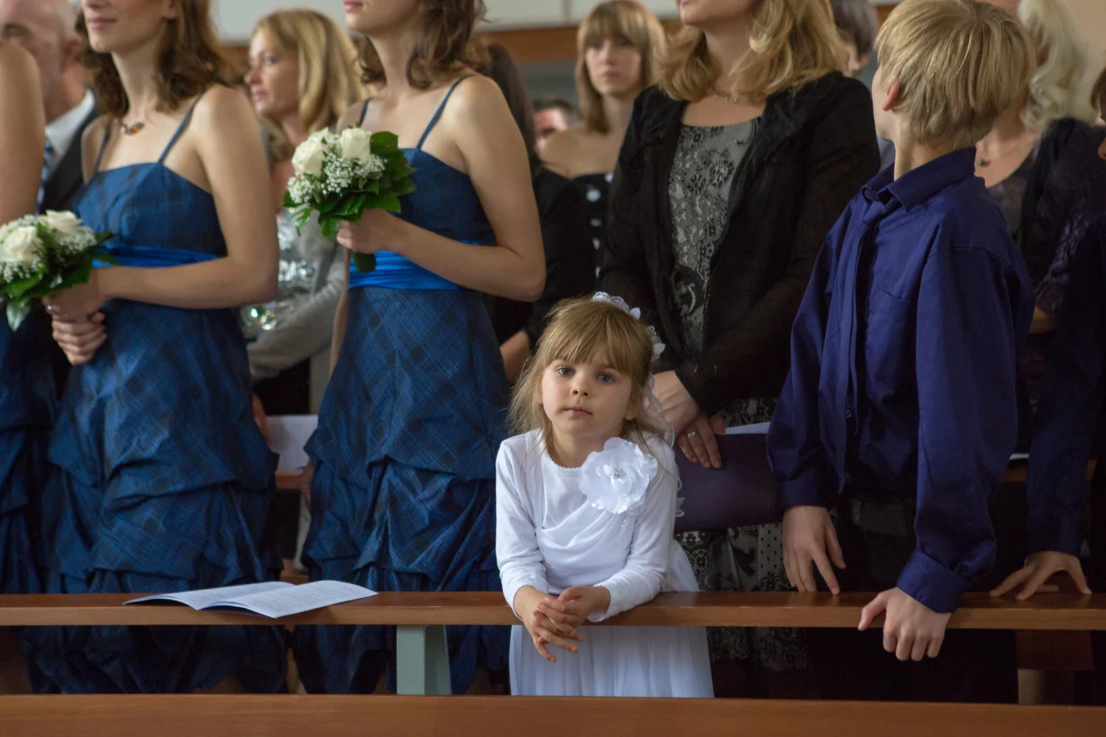 Die Gäste begleiten die kirchliche Trauung – Hochzeit von Johanna und Bryan