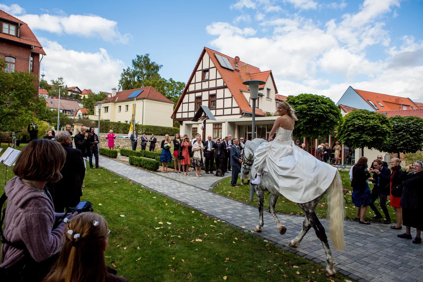 Johanna auf ihrem Pferd vor der Kirche – Hochzeit von Johanna und Bryan
