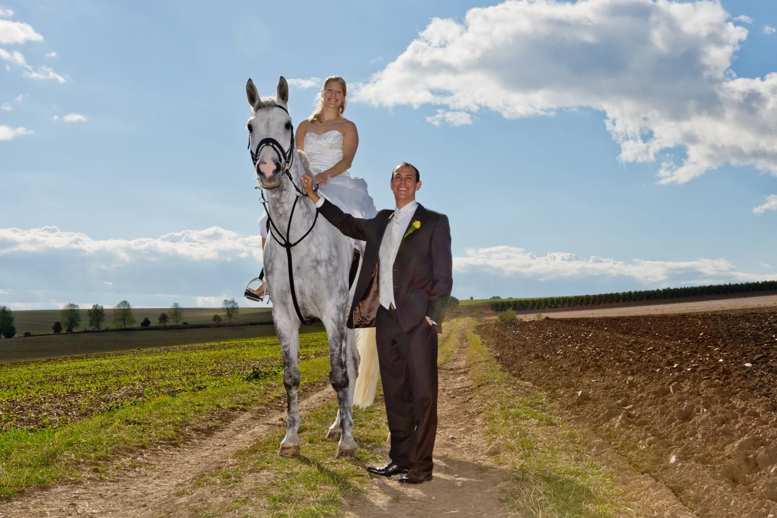 Johanna und Bryan mit ihrem Pferd – Hochzeit von Johanna und Bryan