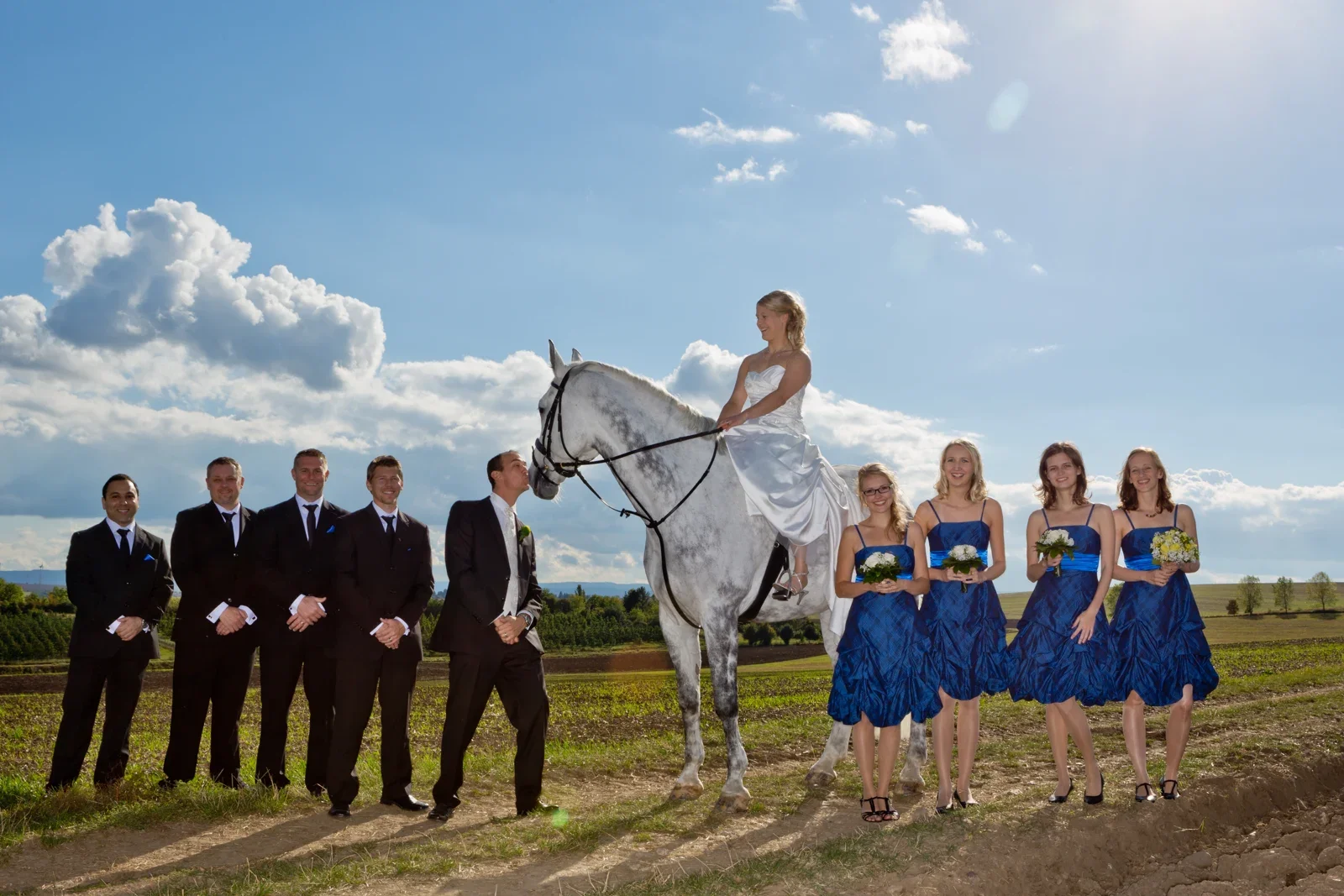 Mit dem Pferd und den besten Freunden beim Shooting – Hochzeit von Johanna und Bryan