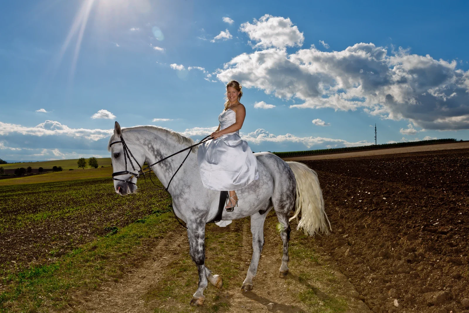 Johanna im Brautkleid auf ihrem Pferd – Hochzeit von Johanna und Bryan