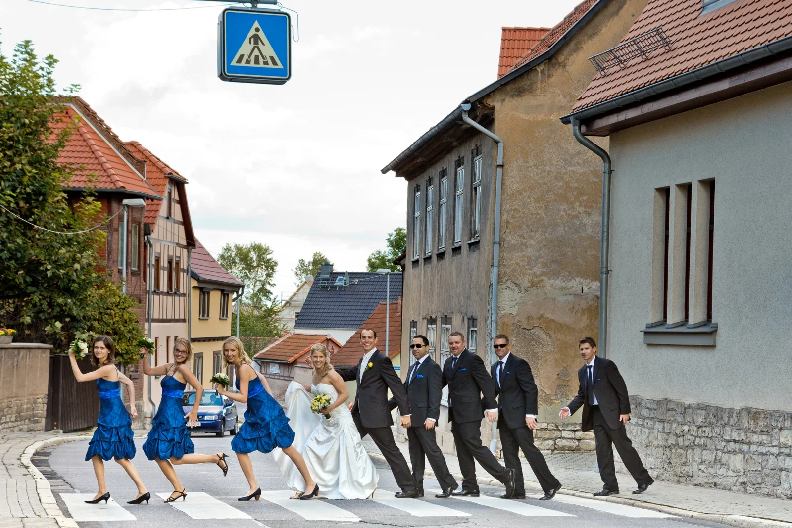 Mit den besten Freunden über den Zebrastreifen – Hochzeit von Johanna und Bryan