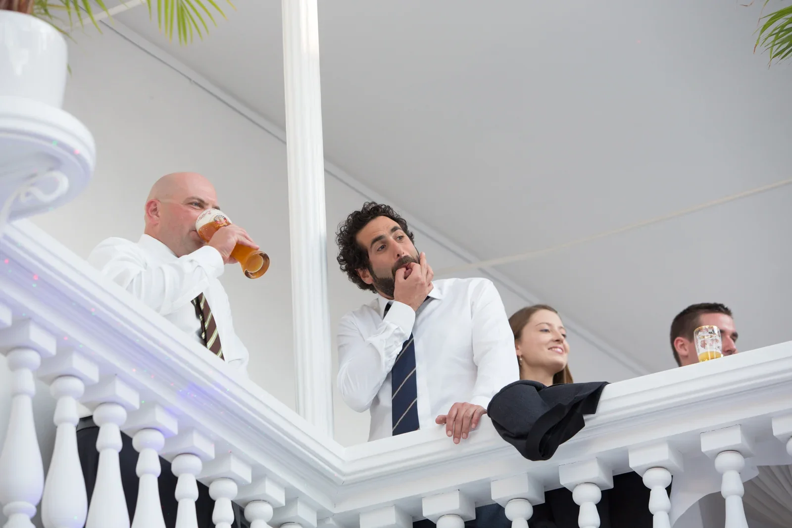 Die Gäste genießen die Feier im Palmenhaus – Hochzeit von Johanna und Bryan