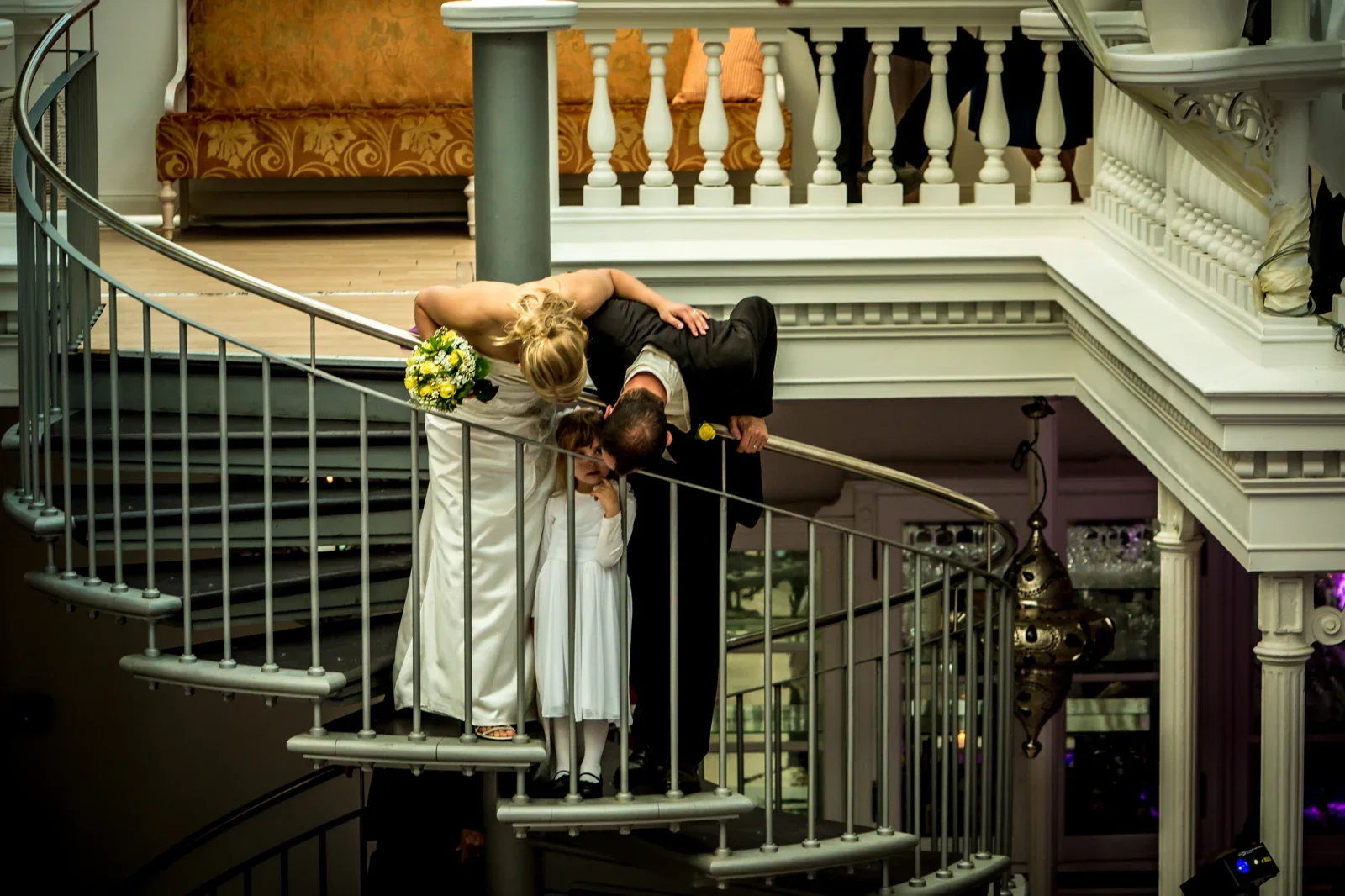 Ein Kuss am Geländer im Palmenhaus – Hochzeit von Johanna und Bryan