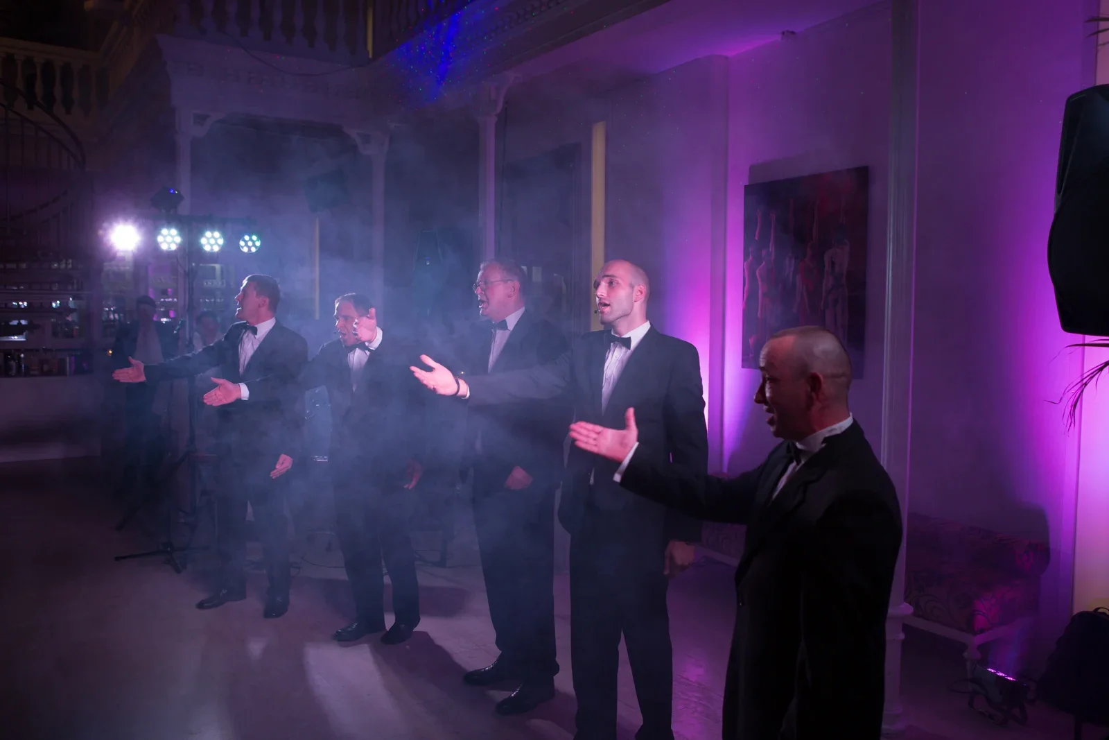 Ein gemeinsamer Auftritt im bunten Licht – Hochzeit von Johanna und Bryan
