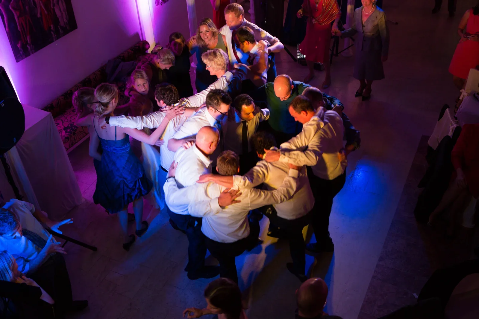 Ein großer Kreis auf der Tanzfläche – Hochzeit von Johanna und Bryan