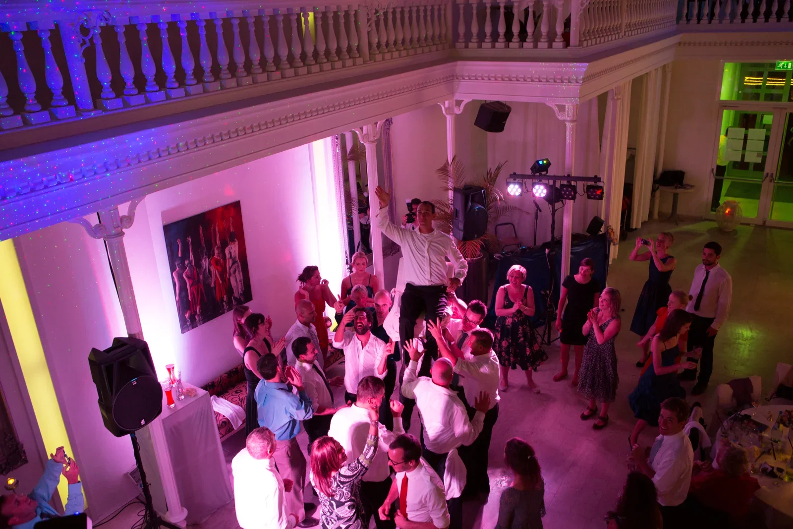 Party unter den Galerien des Palmenhauses – Hochzeit von Johanna und Bryan