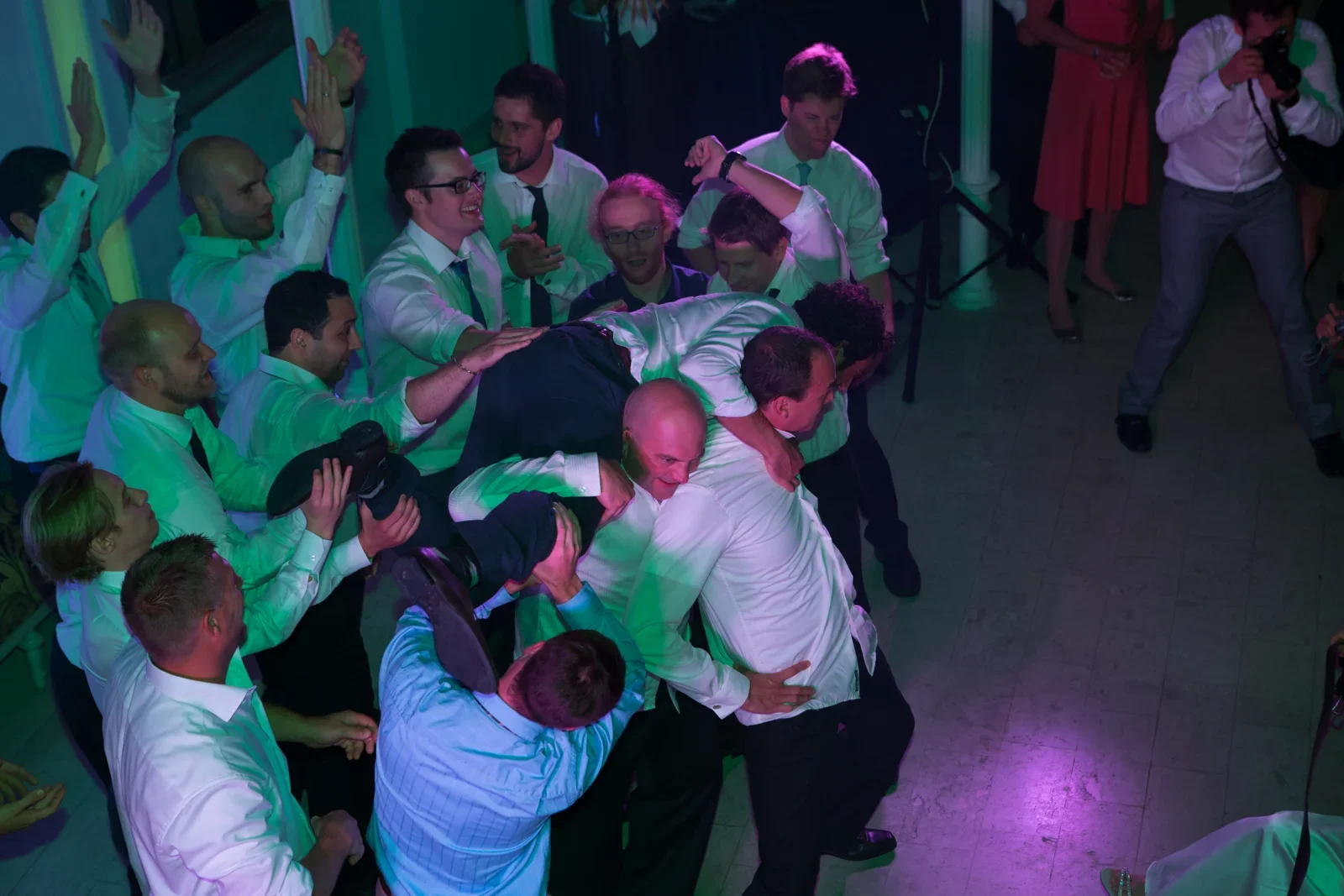 Bryan wird von seinen Gästen auf Händen getragen – Hochzeit von Johanna und Bryan