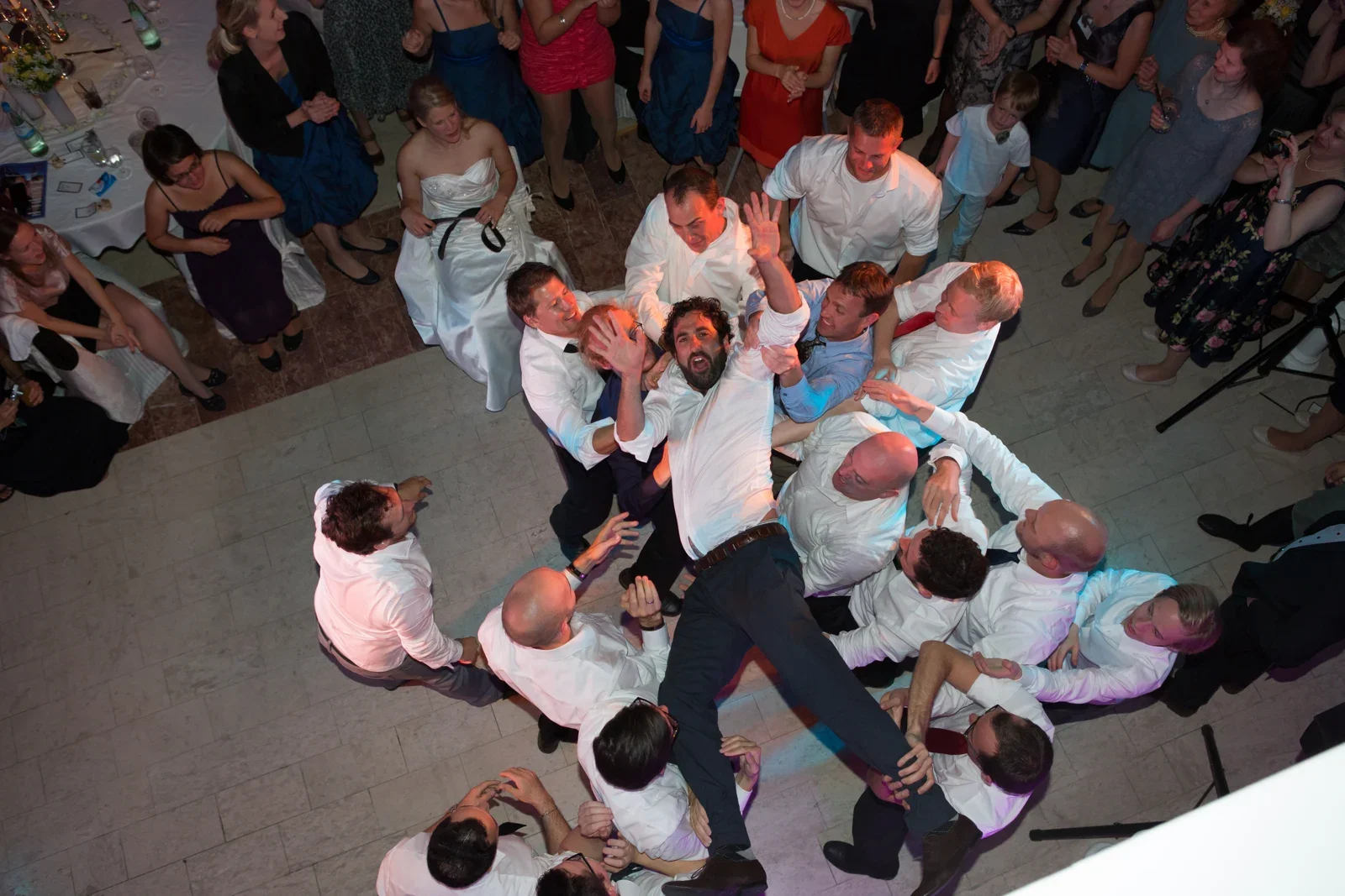 Mitten im wilden Treiben auf der Tanzfläche – Hochzeit von Johanna und Bryan