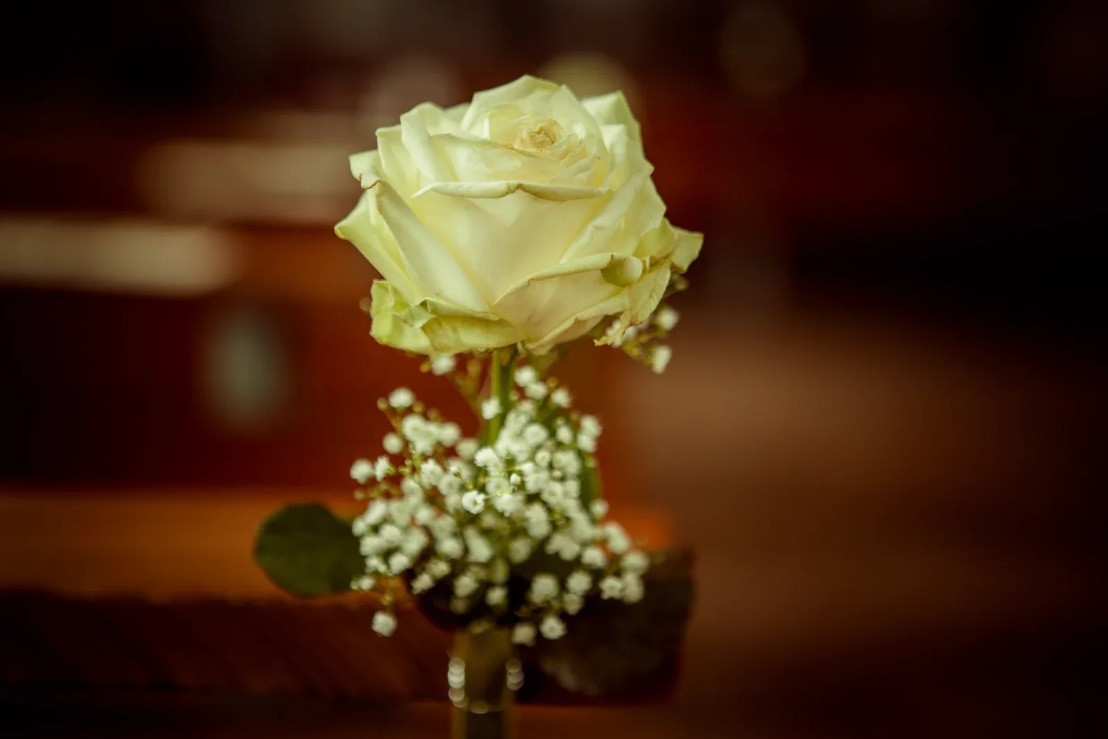 Eine weiße Rose schmückt die Kirche – Hochzeit von Viktoria und Sebastian