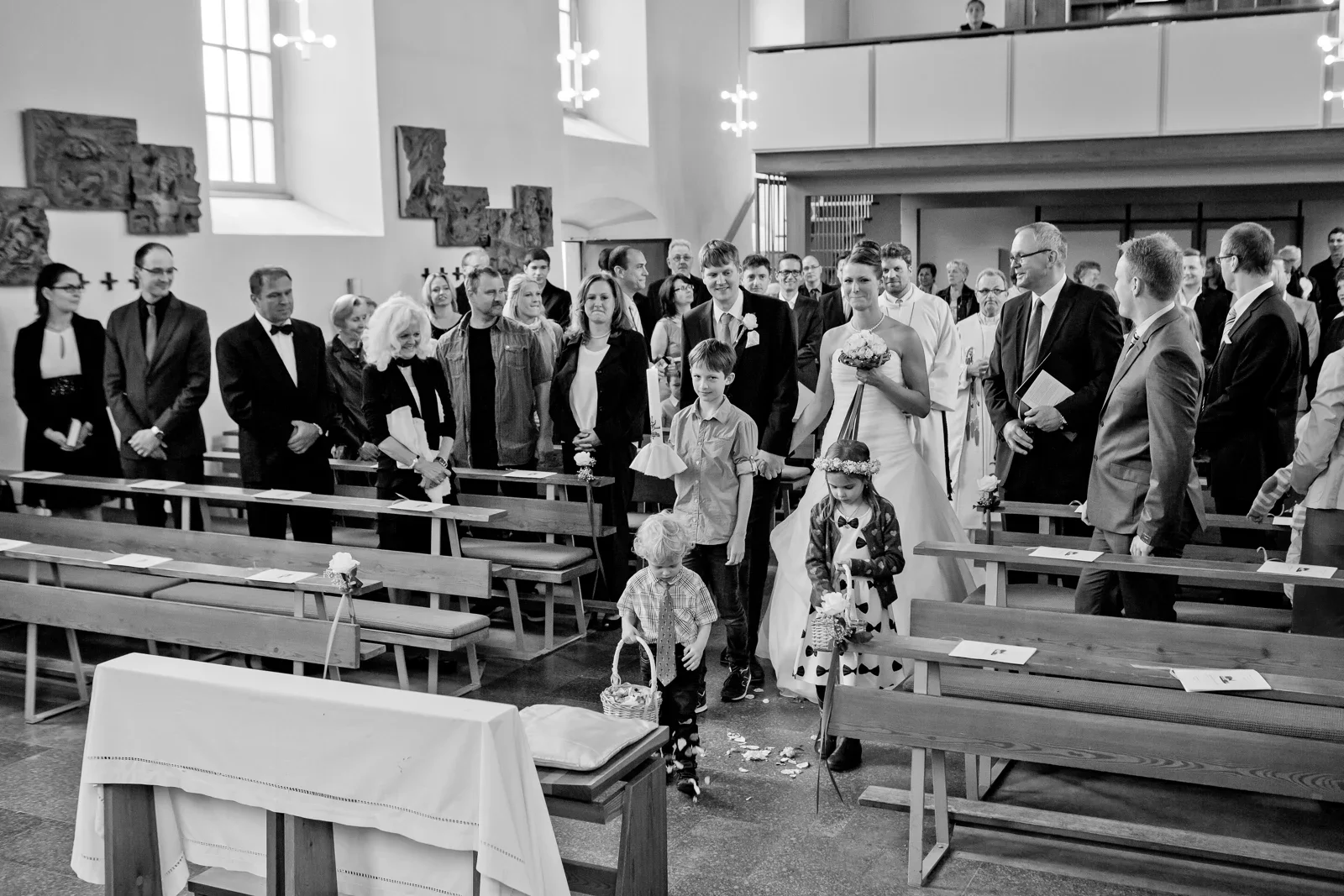Die Gäste begrüßen das Brautpaar in der Kirche – Hochzeit von Viktoria und Sebastian