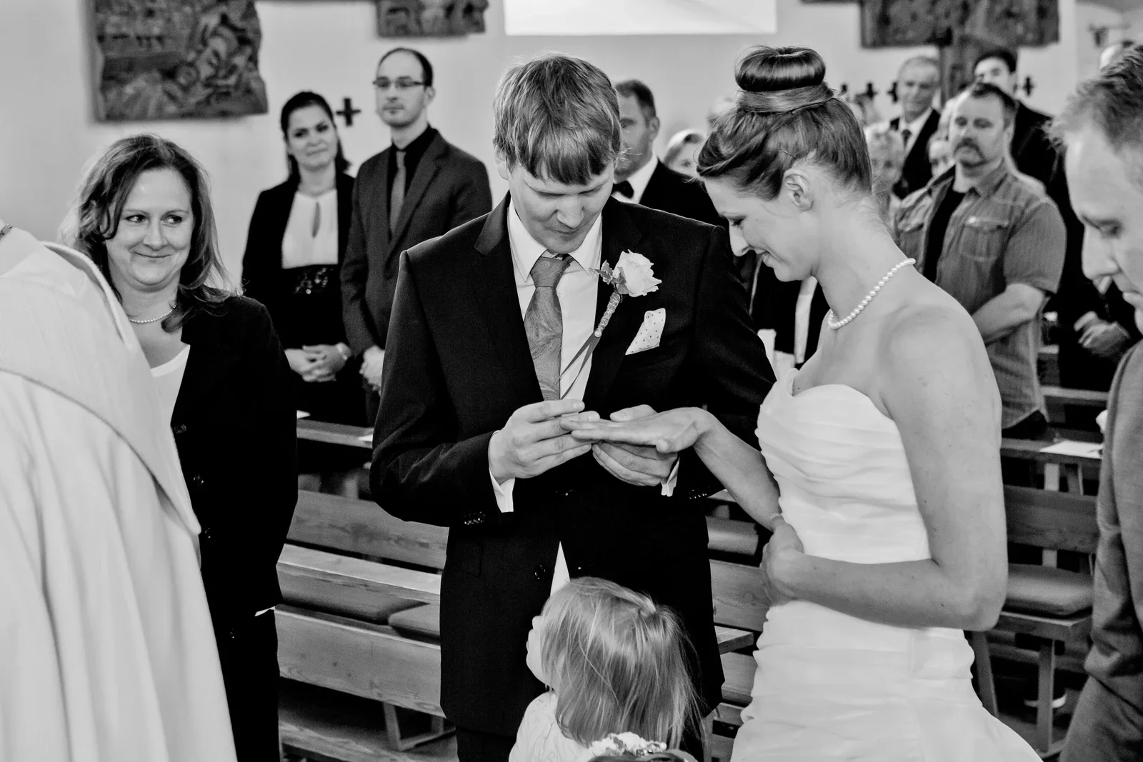 Der Ringwechsel während der Trauung – Hochzeit von Viktoria und Sebastian