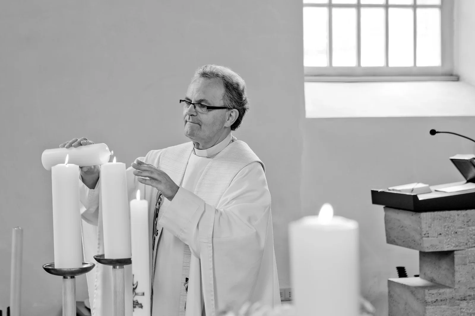 Kerzenlicht am Altar – Hochzeit von Viktoria und Sebastian