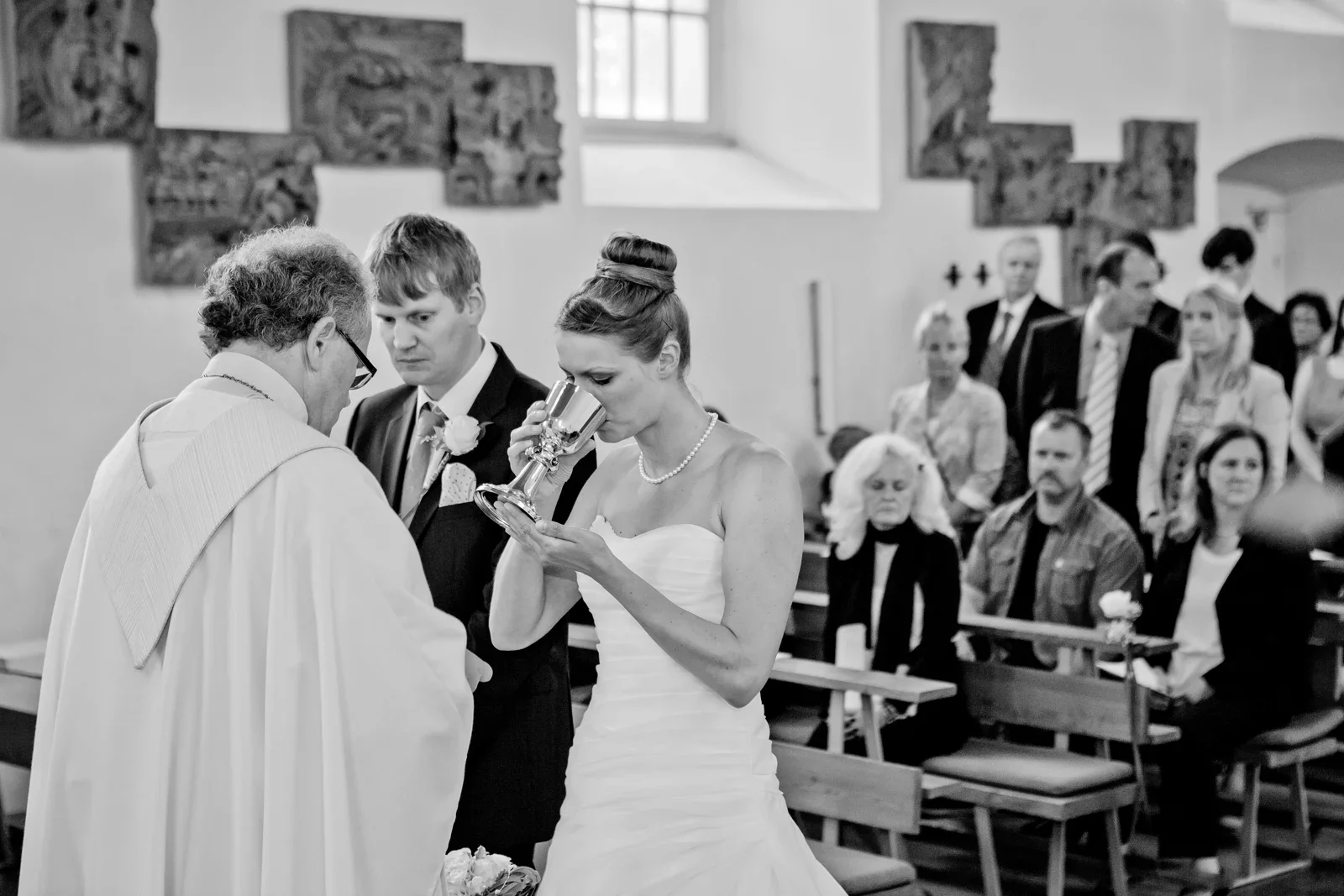 Das Brautpaar beim Abendmahl – Hochzeit von Viktoria und Sebastian