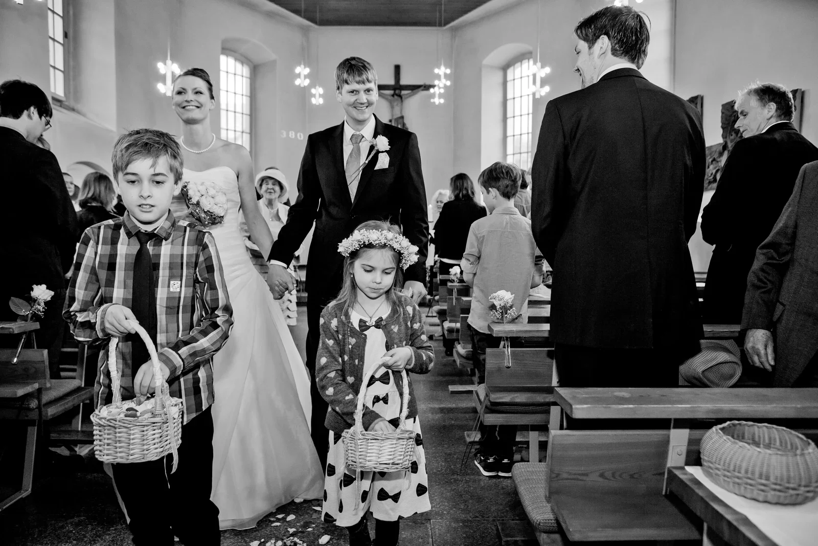 Auszug aus der Kirche – Hochzeit von Viktoria und Sebastian
