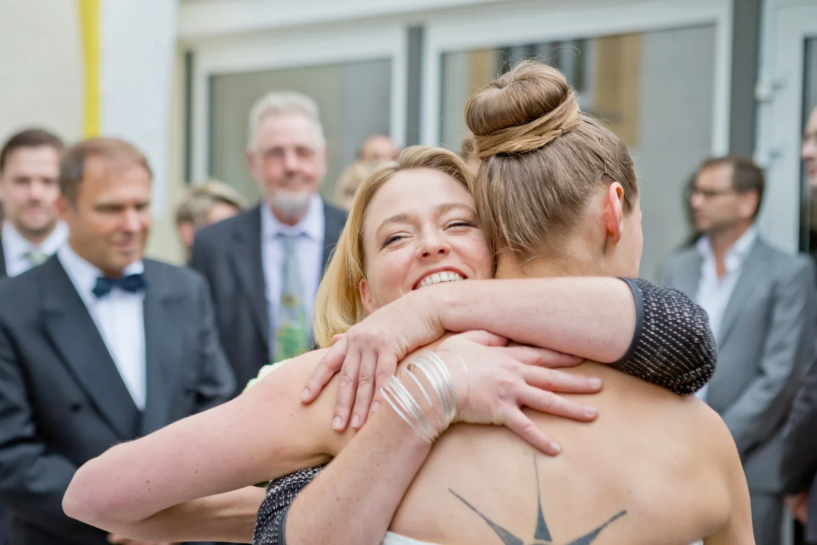 Eine herzliche Umarmung für Viktoria – Hochzeit von Viktoria und Sebastian