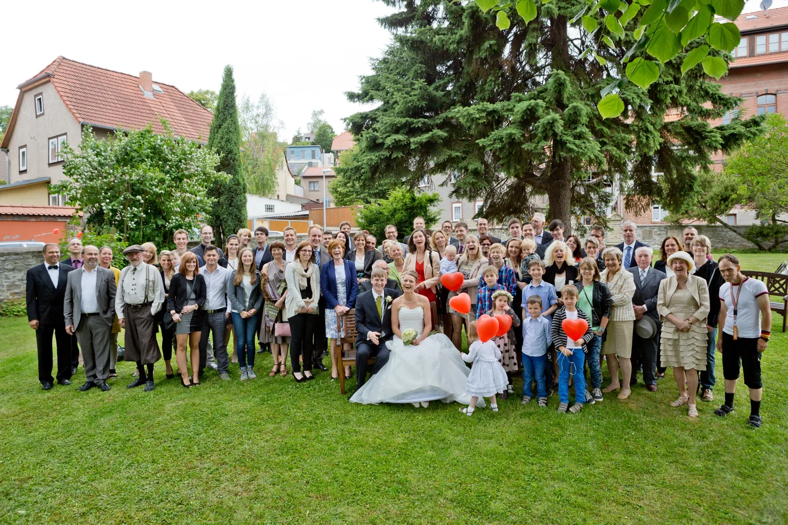 Die Hochzeitsgesellschaft vor der Kirche – Hochzeit von Viktoria und Sebastian