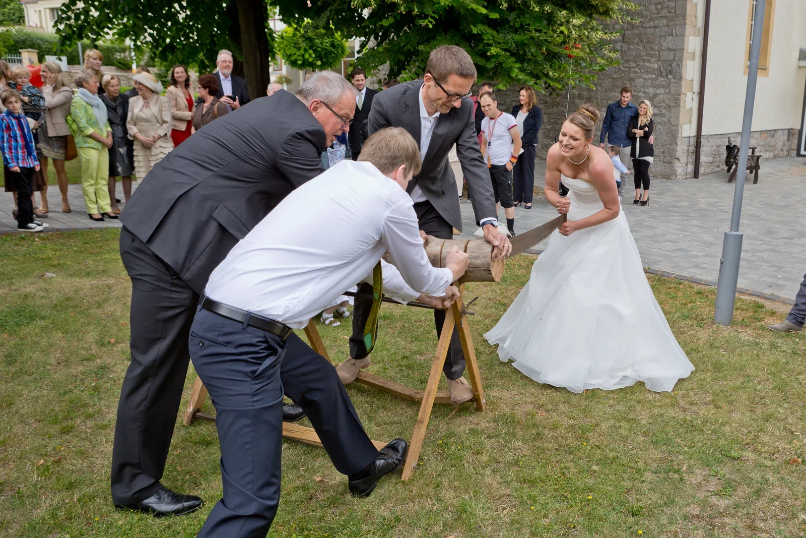Gemeinsam den Baumstamm durchsägen – Hochzeit von Viktoria und Sebastian