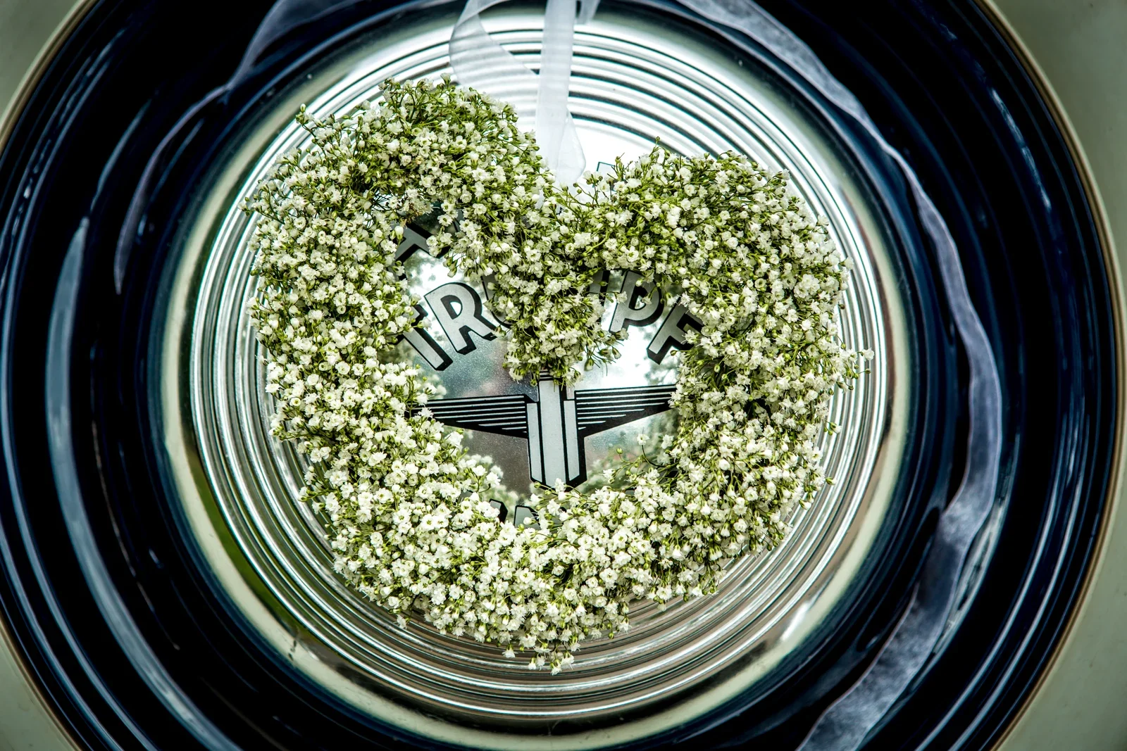 Ein Blumenherz am Hochzeitsauto – Hochzeit von Viktoria und Sebastian