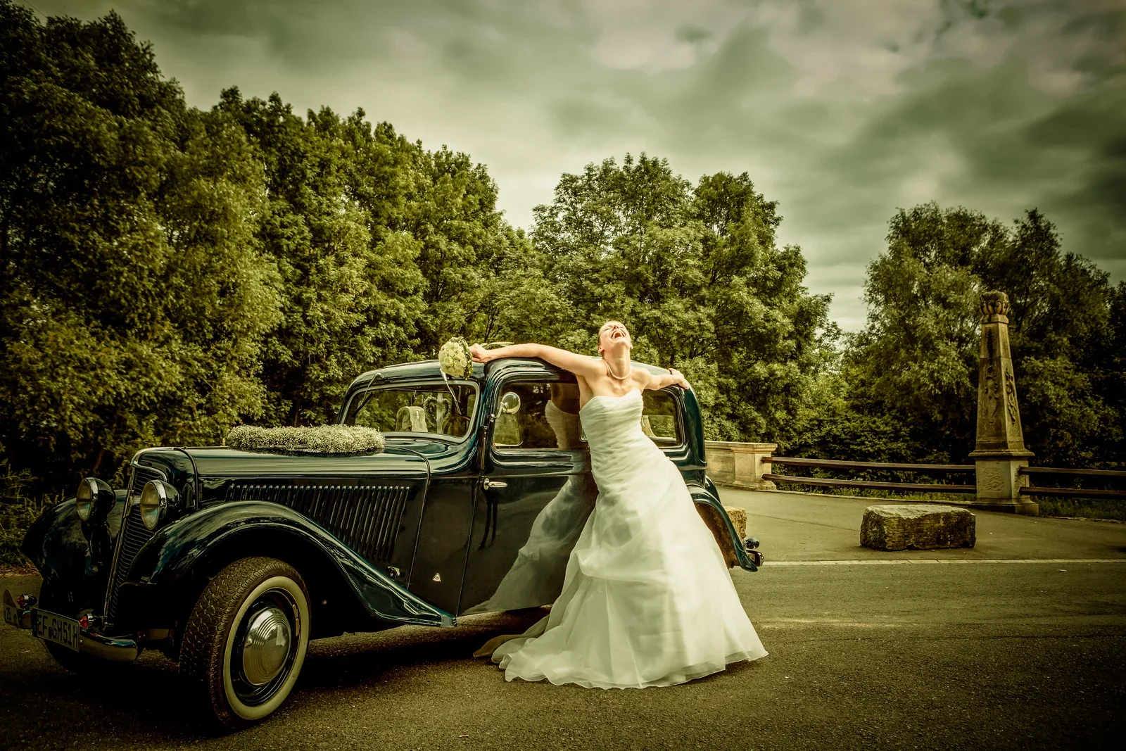 Viktoria am Oldtimer – im Hintergrund die Marientalbrücke – Hochzeit von Viktoria und Sebastian