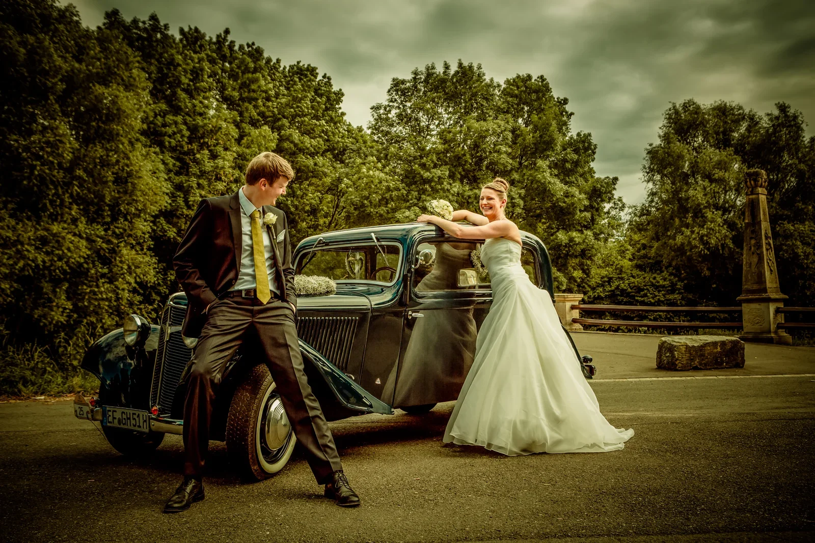 Ein Paarbild mit dem Hochzeitsauto – Hochzeit von Viktoria und Sebastian