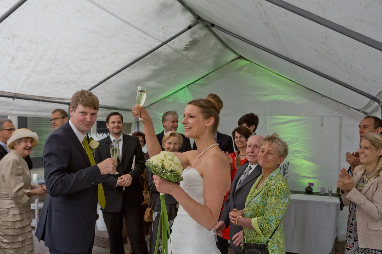 Anstoßen mit den Hochzeitsgästen – Hochzeit von Viktoria und Sebastian