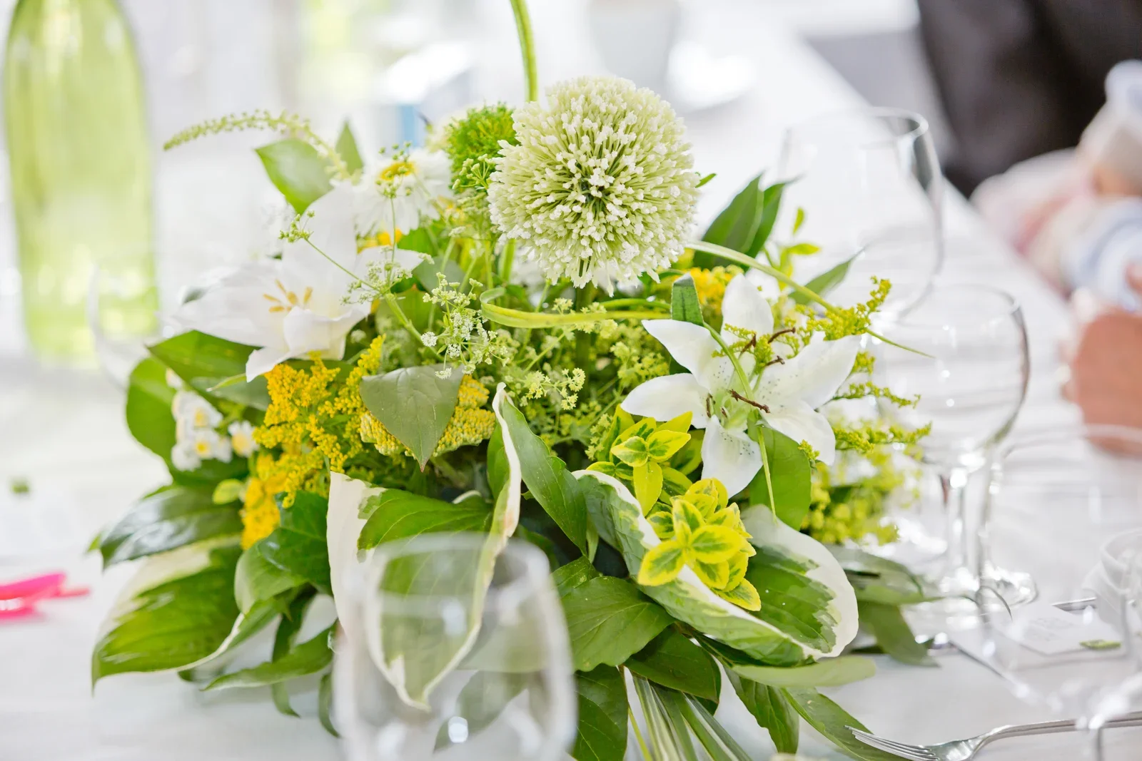 Weiß-grüner Blumenschmuck auf den Tischen – Hochzeit von Viktoria und Sebastian