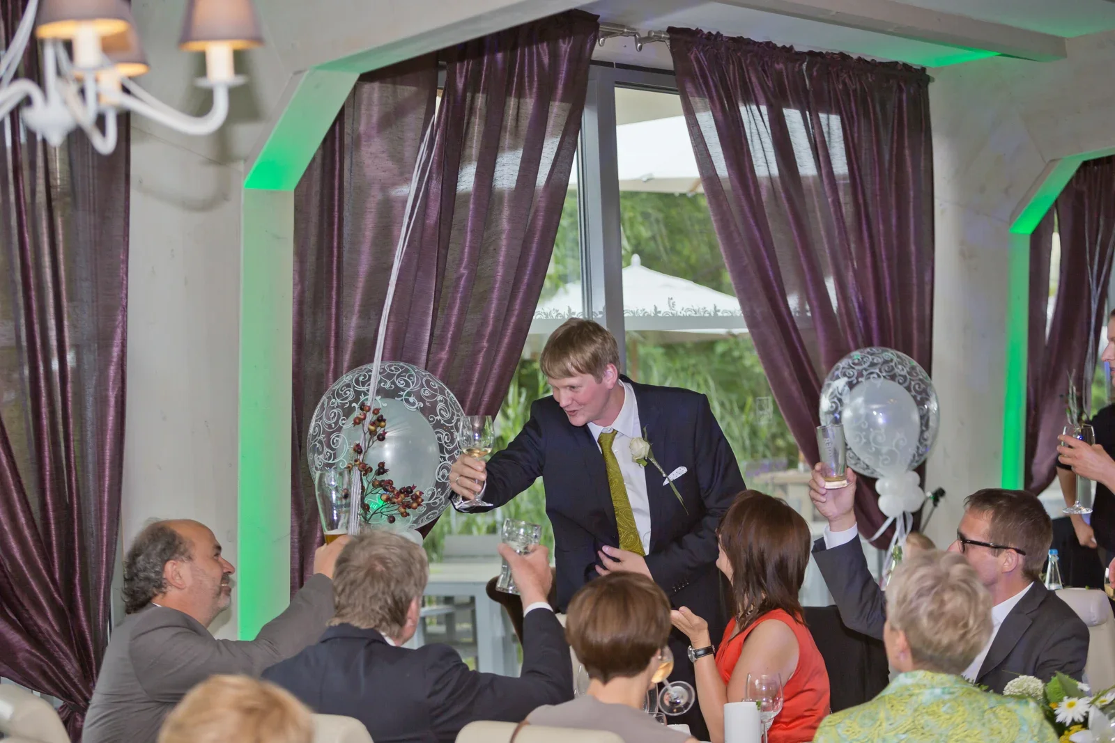 Sebastian mit seinen Gästen am Tisch – Hochzeit von Viktoria und Sebastian