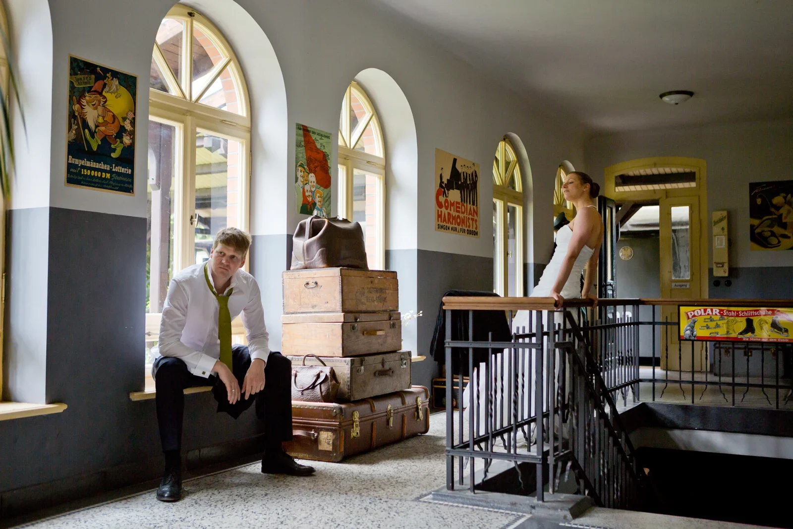 Ein Paarbild zwischen Fenstern und alten Koffern – Hochzeit von Viktoria und Sebastian