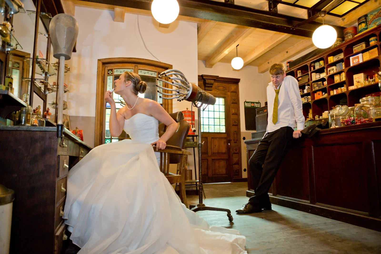 Ein Kuss im nostalgischen Laden – Hochzeit von Viktoria und Sebastian