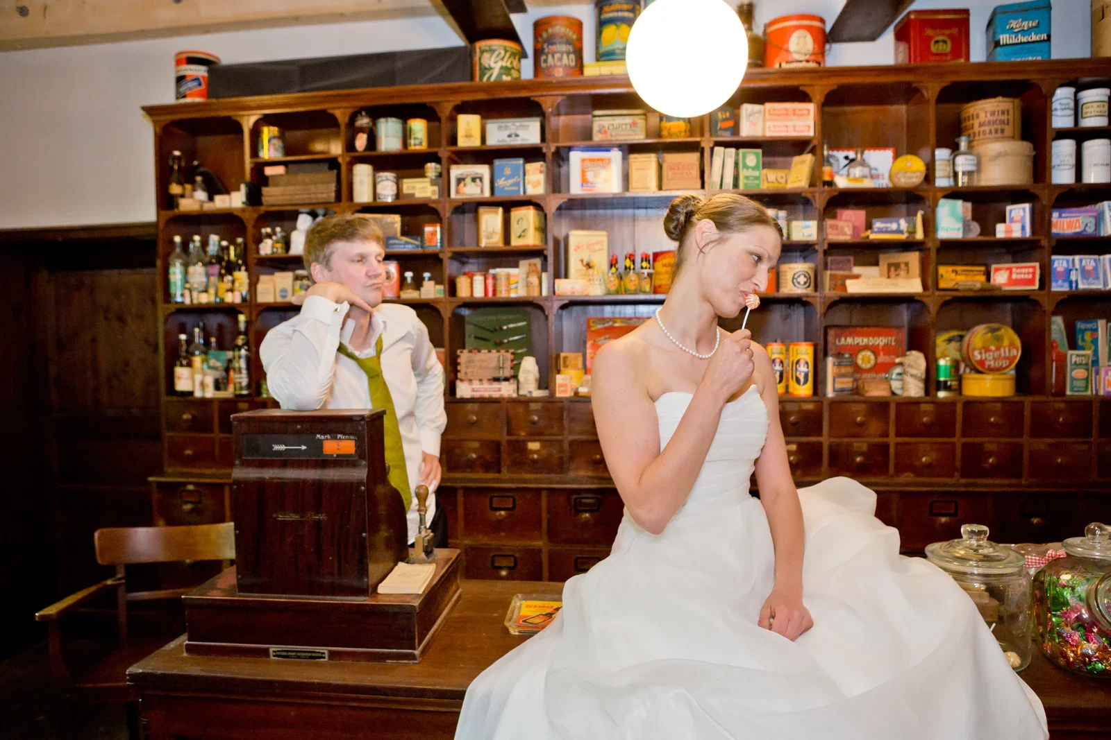 Viktoria vor den gefüllten Regalen – Hochzeit von Viktoria und Sebastian
