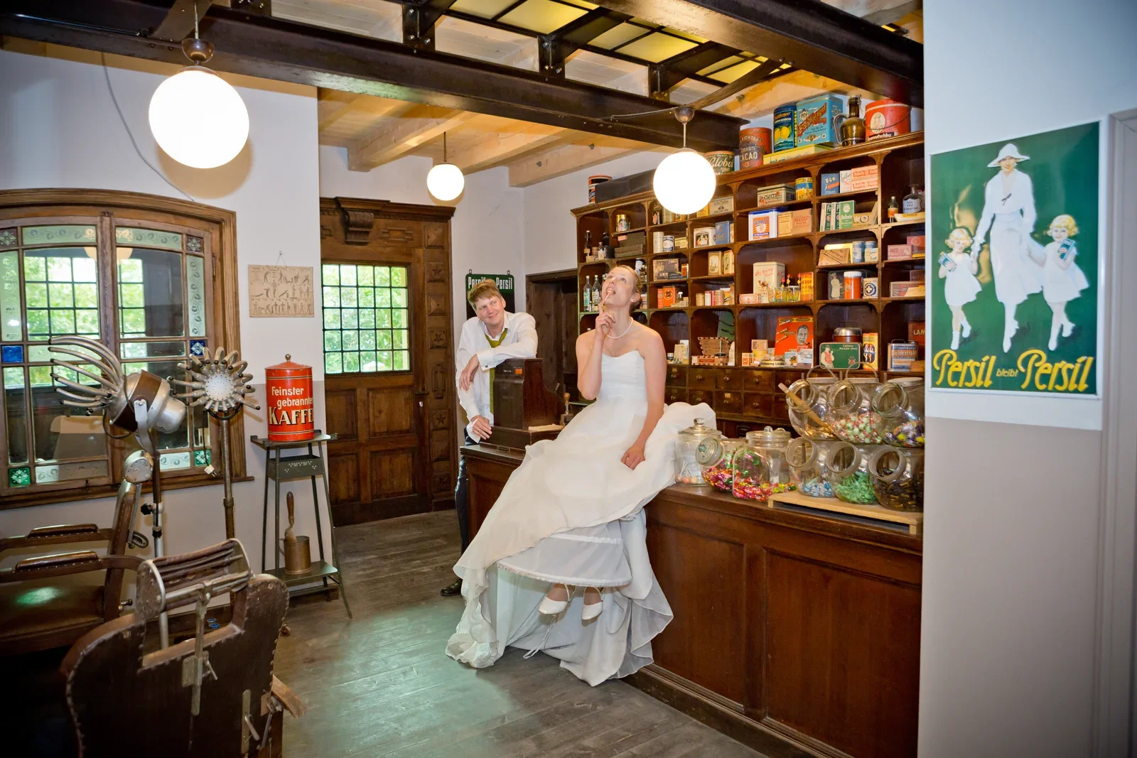 Ein ausgelassener Moment im Laden – Hochzeit von Viktoria und Sebastian
