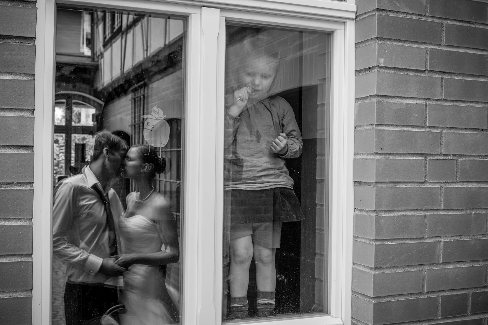Am Fenster – Hochzeit von Viktoria und Sebastian
