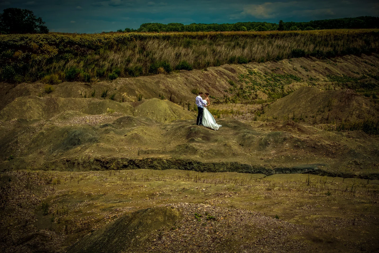 Das Brautpaar in der weiten Landschaft – Hochzeit von Viktoria und Sebastian