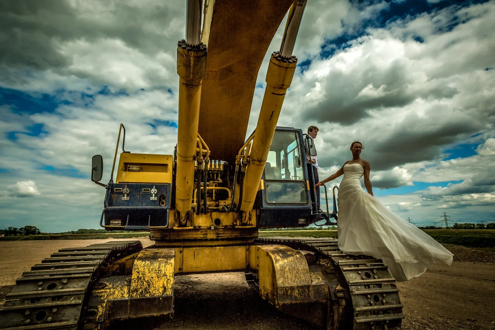 Viktoria am Kettenfahrwerk des Baggers – Hochzeit von Viktoria und Sebastian