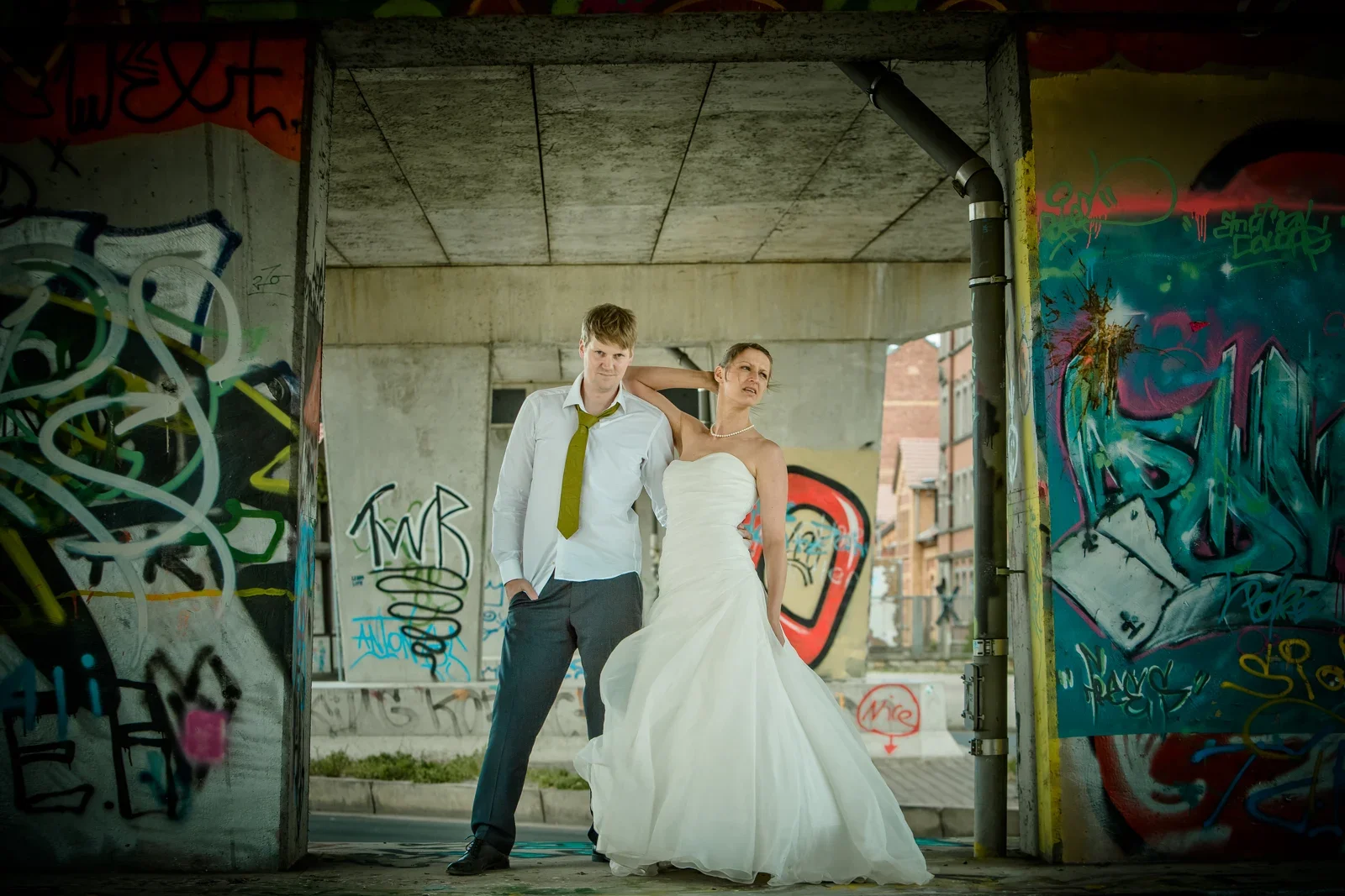 Viktoria und Sebastian vor den bunten Wänden – Hochzeit von Viktoria und Sebastian