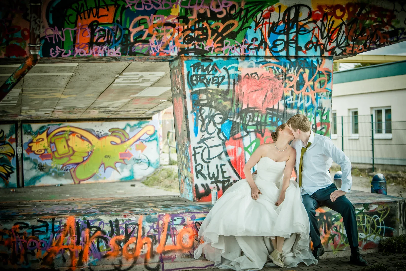 Gemeinsam vor dem Graffitifenster – Hochzeit von Viktoria und Sebastian