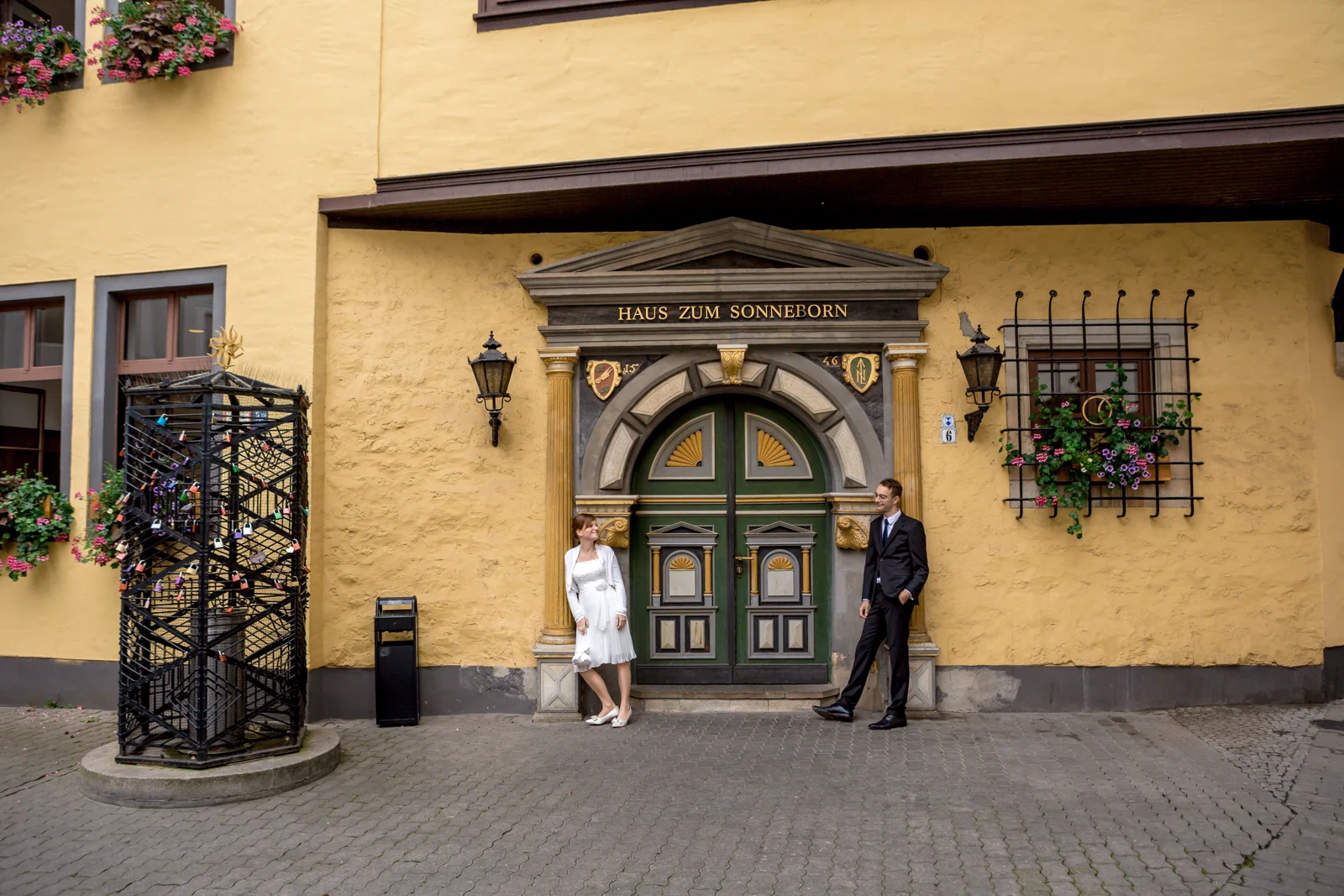 Vor dem Standesamt Erfurt – Hochzeit von Virginie und Benjamin in Erfurt