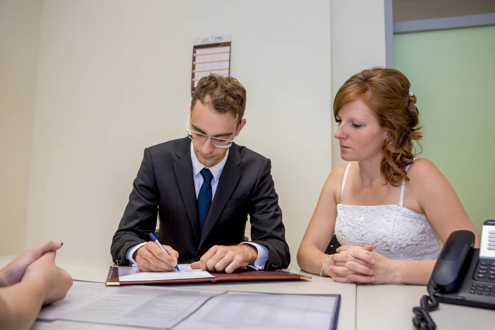 Benjamin unterschreibt – Hochzeit von Virginie und Benjamin in Erfurt